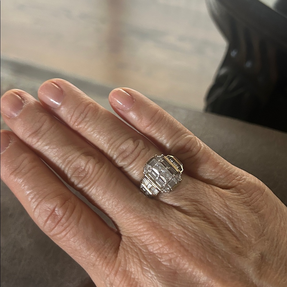 Elegant Gold and Silver Women's Ring Size 6